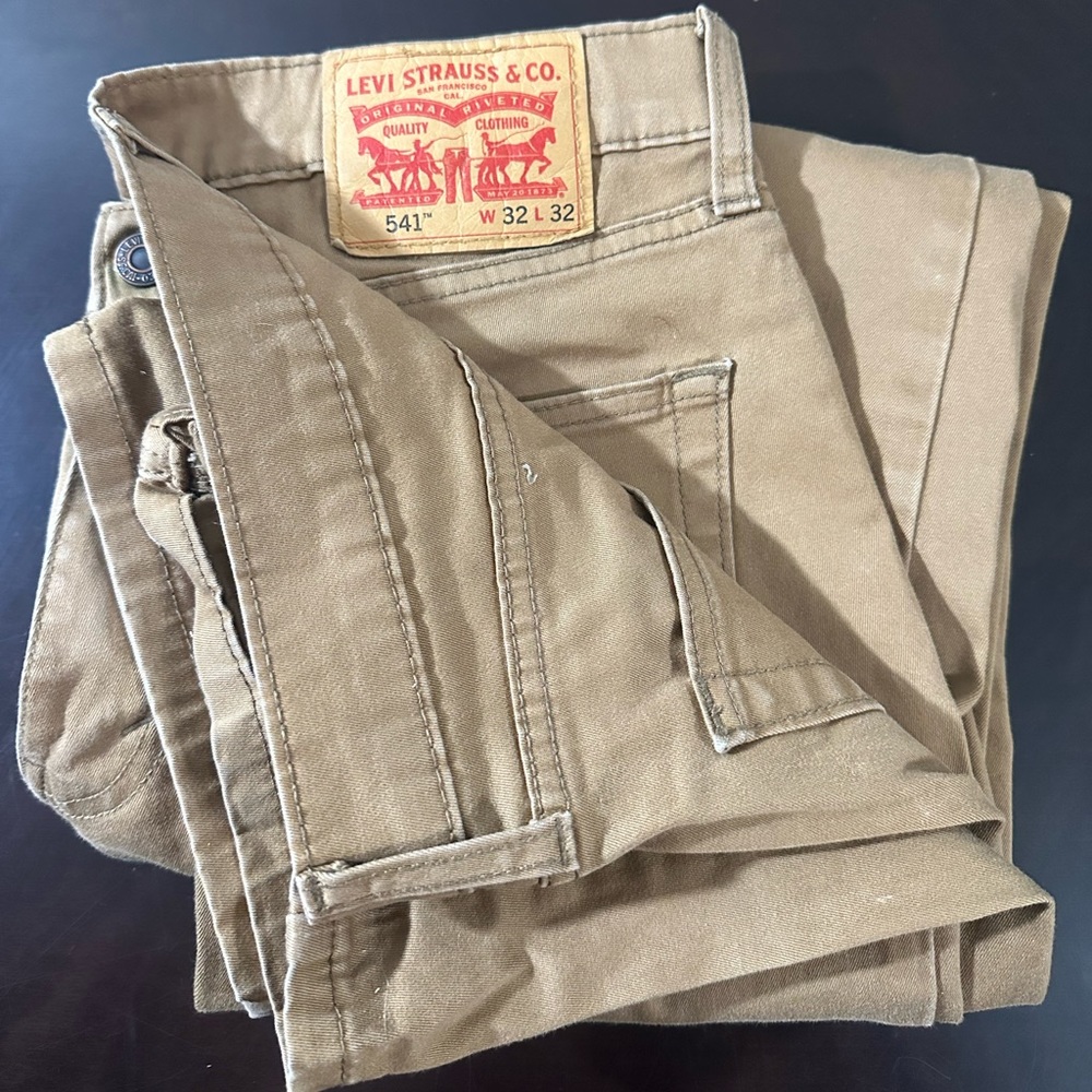 Levi’s 541 32/32 light brown khaki color